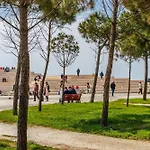 Апартаменты Vollga Seafront Promenade Apartments - Full Sea View